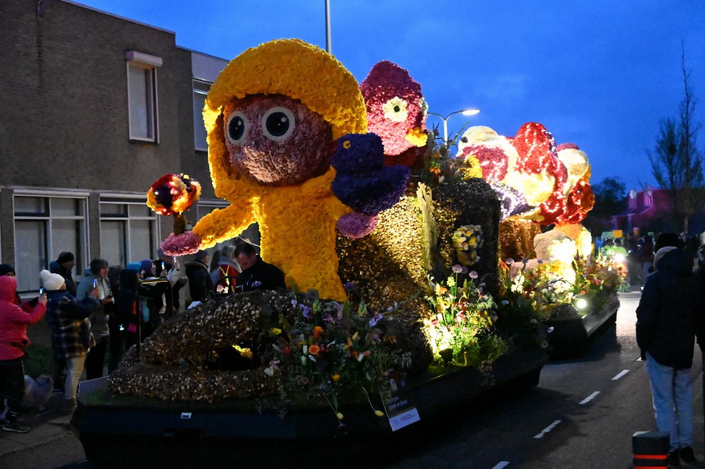 ../Images/Verlicht bloemencorso 2024 027.jpg